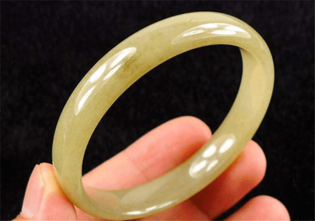 细糯化种翡翠手镯什么价格假玉镯戴久了会怎么样？我们不能小看它的危害！   第3张