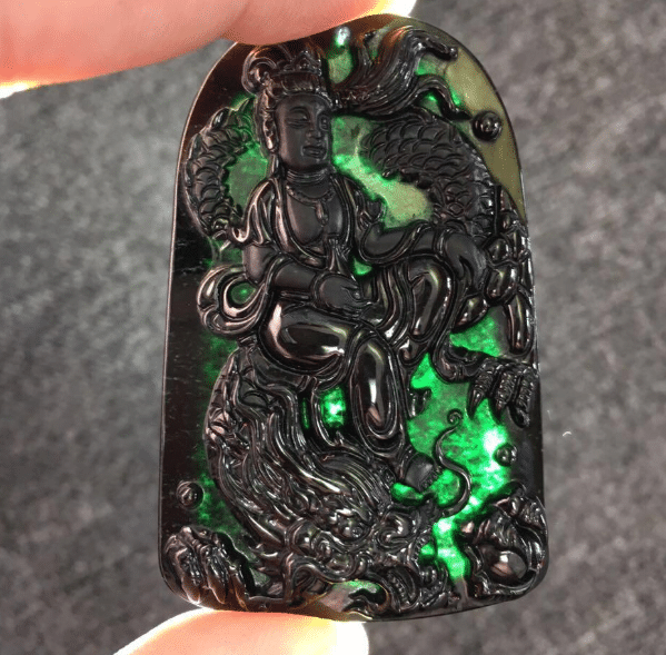 翡翠手镯瓜油绿所有的墨翠都一样吗？如何辨别墨翠的价值？  第2张