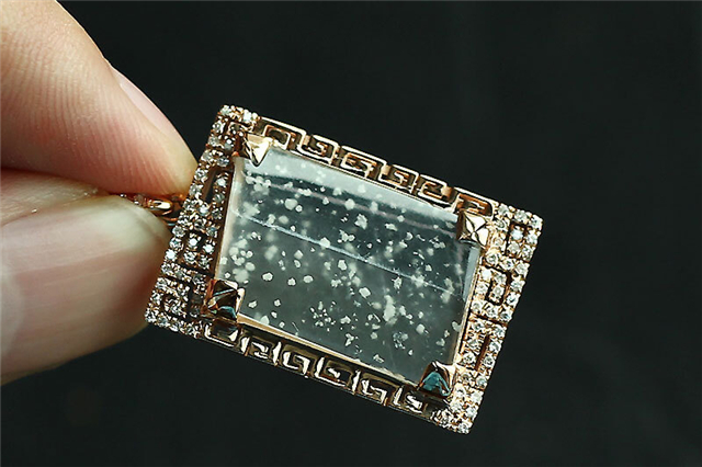 福州 翡翠手镯多少钱玻璃种翡翠有雪花棉好还是没有好?好不好要看这些因素！   第1张