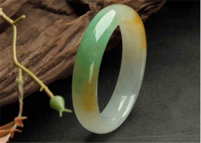 细糯化种翡翠手镯什么价格假玉镯戴久了会怎么样？我们不能小看它的危害！   第4张