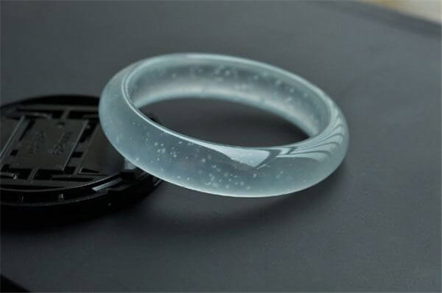 翡翠原石种水鉴别图片大全翡翠手镯和玉手镯哪个好？让我来解答你的疑惑！   第3张