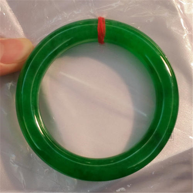 g18k翡翠饰品帝王绿翡翠价格是多少？它的价值可不菲！(图文)   第3张