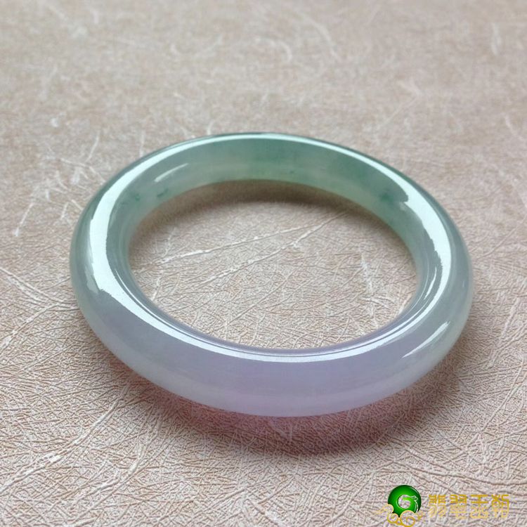 春带彩翡翠手镯有什么寓意，佩戴春带彩手镯的好处   第2张