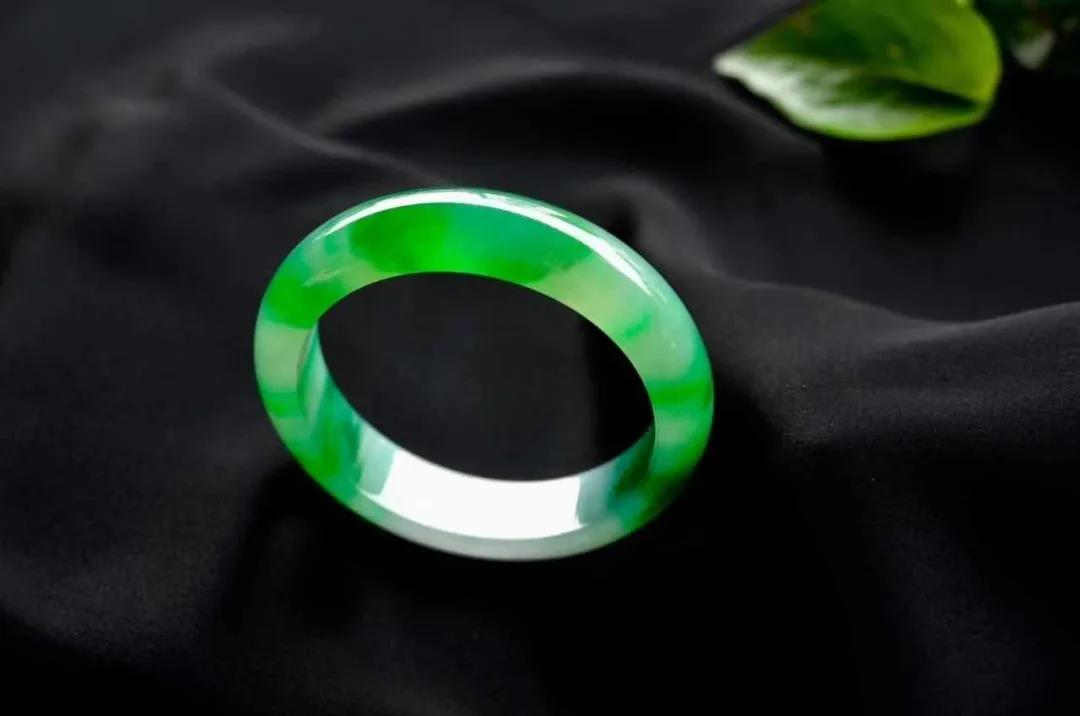 福袋翡翠吊坠凭什么翡翠手镯带一点色就价格倍增？  第2张