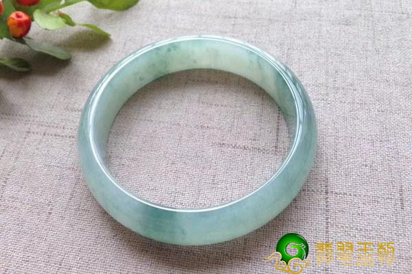 墨翠翡翠貔貅怎么挑选白翡翠手镯价格你清楚吗？怎样购买白翡翠镯子？   第2张