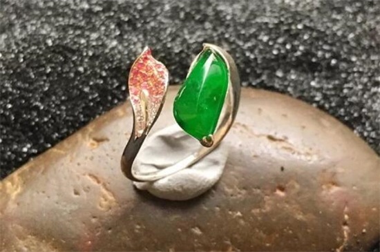 冰种翡翠原石没抛光前女戴玉佛的好处   第1张