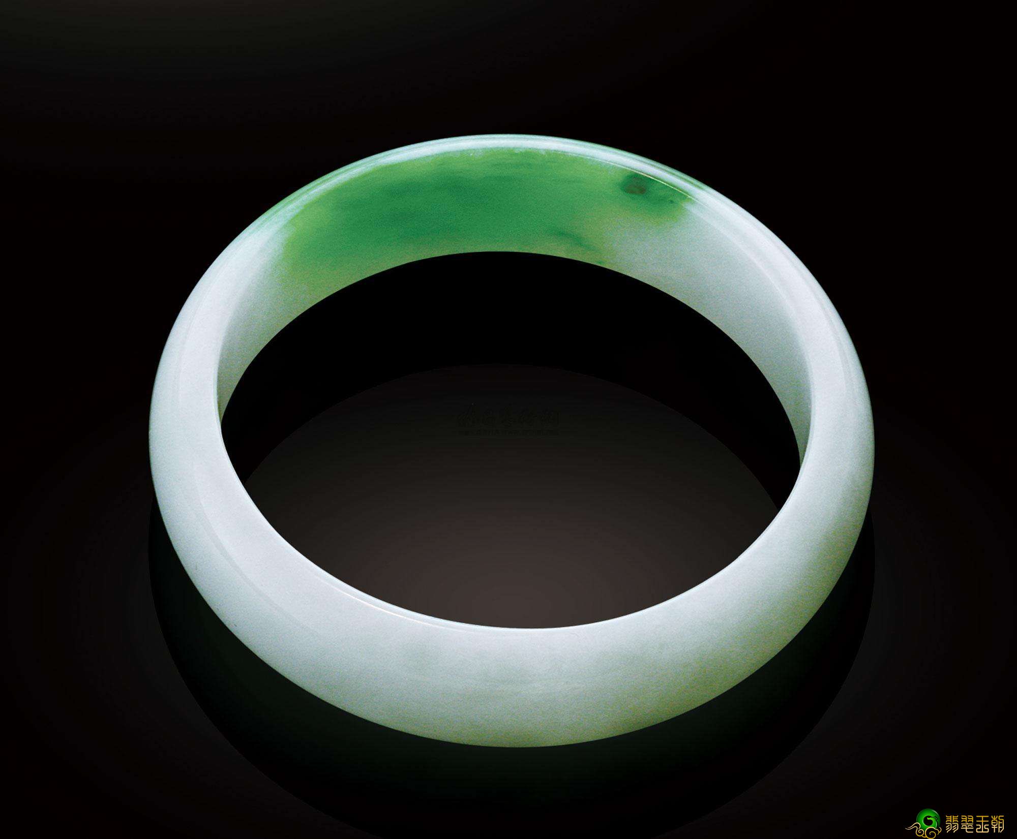 墨翠翡翠貔貅怎么挑选白翡翠手镯价格你清楚吗？怎样购买白翡翠镯子？   第1张