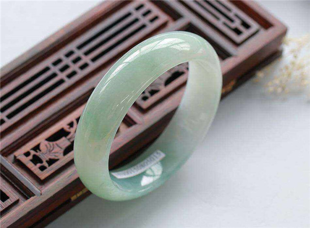 翡翠手镯1000元翡翠手镯颜色多好吗？好不好要看这些因素！   第2张