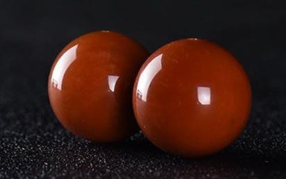 怎么辨别翡翠手镯红色玛瑙有哪些？红色玛瑙就是南红玛瑙吗？  第1张