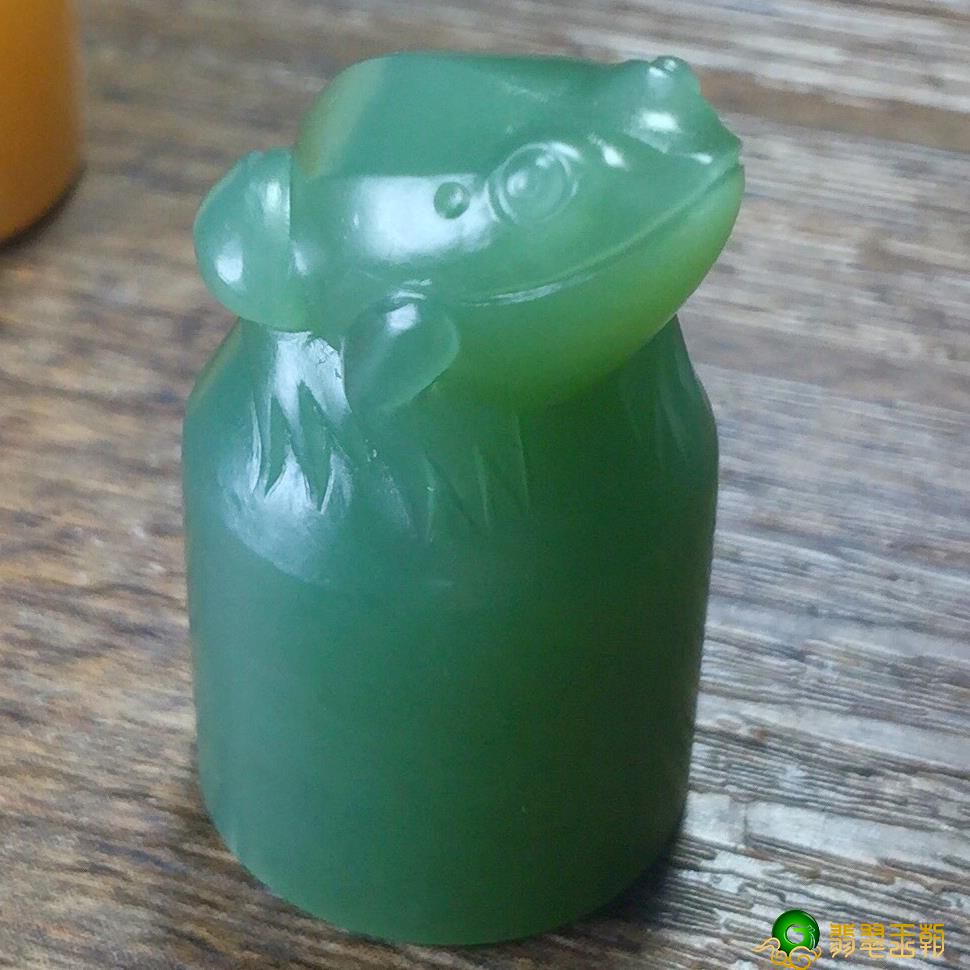 翡翠歌词新疆和田玉三足金蟾摆饰的喻意，及其放置忌讳有什么   第1张