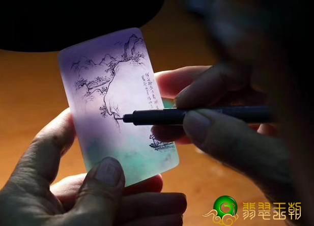 青色底翡翠手镯遵照3个规律性、6个关键点的手工雕刻设计方案，才可以制做出好著作，你都了解吗？   第1张