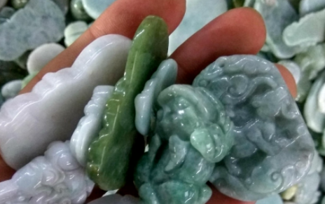 花几千上万买翡翠盲盒，有人觉得值，有人觉得坑  第2张