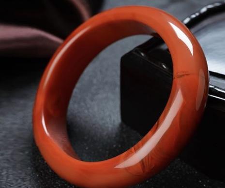 怎么辨别翡翠手镯红色玛瑙有哪些？红色玛瑙就是南红玛瑙吗？  第3张