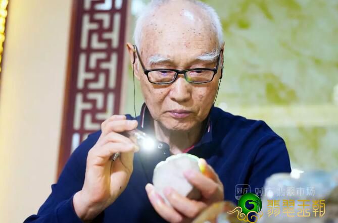 冰种和糯种翡翠图片翡翠原石选择方法|翡翠界鼻祖马崇仁当场解开翡翠原石切爆绿的密秘   第2张