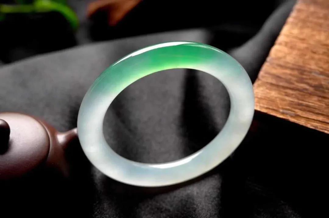 福袋翡翠吊坠凭什么翡翠手镯带一点色就价格倍增？  第3张