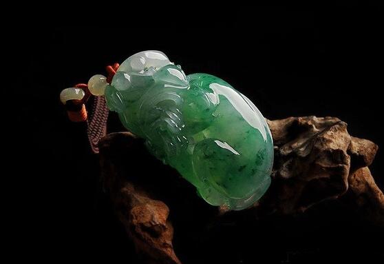 翡翠玻璃种颜色市场上的翡翠价格通常是多少 专家出面解开谜团   第2张