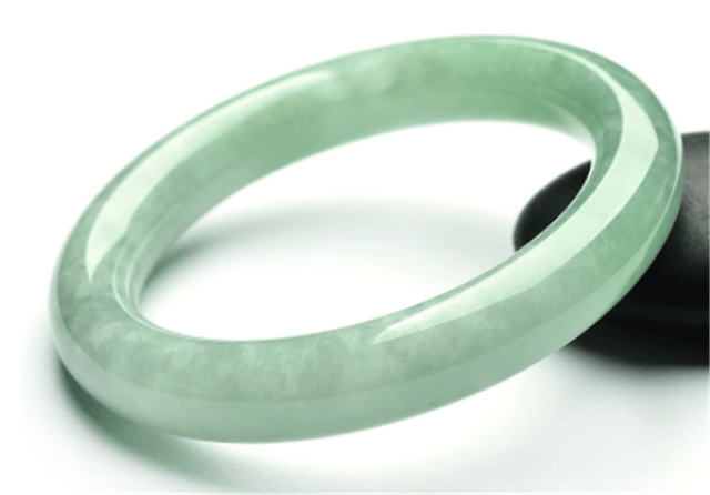 翡翠有辐射吗豆种的翡翠手镯价格一般多少？不看不知道，一看吓一跳！   第1张