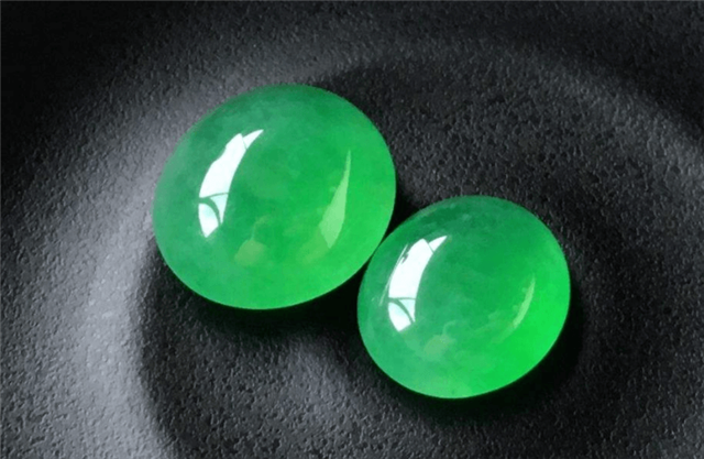 翡翠燕子吊坠绿翡翠值不值钱？选购的时候我们要注意什么？   第2张