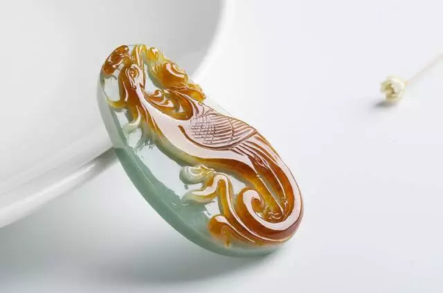 白色翡翠吊坠价格漂亮高雅的翡翠鳳凰有什么喻意?   第1张