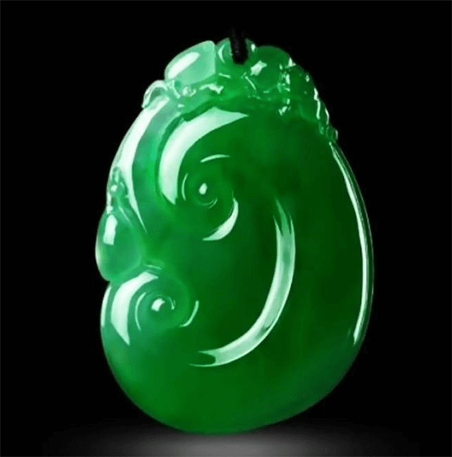 翡翠燕子吊坠绿翡翠值不值钱？选购的时候我们要注意什么？   第1张