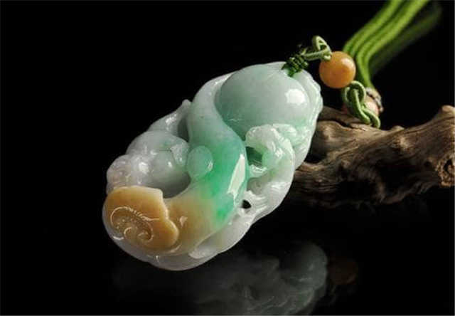 哪些翡翠挂件不值得买？看完不再吃亏上当！   第3张