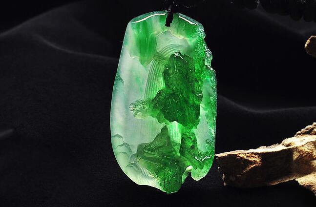 翡翠玻璃种颜色市场上的翡翠价格通常是多少 专家出面解开谜团   第1张