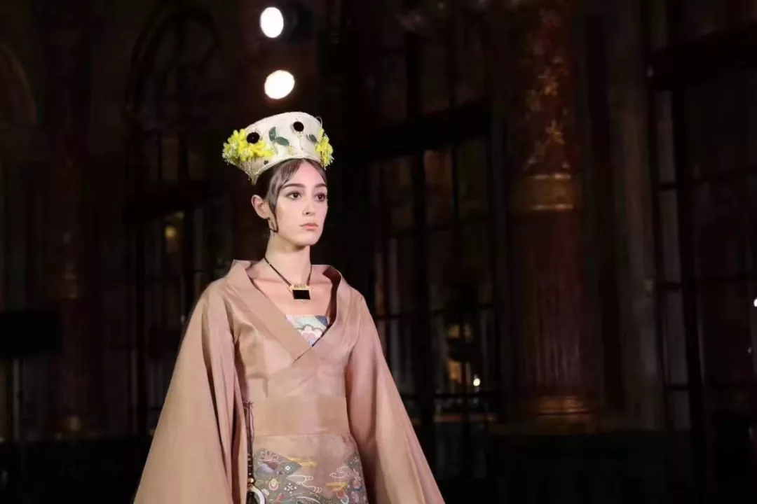 翡翠界的黑马，在时尚界也颇受欢迎，墨翠值不值得收藏你说了算  第6张