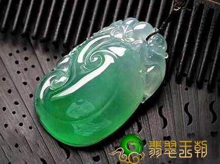 翡翠贵妃镯子怎么戴怎么判断翡翠翠绿色的优劣 教你好用“四字诀” 