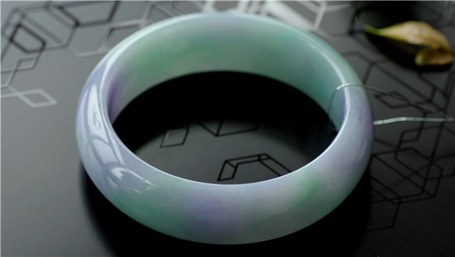 批发翡翠手镯毛坯翡翠手镯纹裂会越来越大吗?正确的保养方法很重要！   第3张