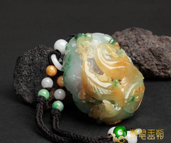 翡翠原石嫩空翡翠的色调有哪些 哪种色合适配戴   第2张