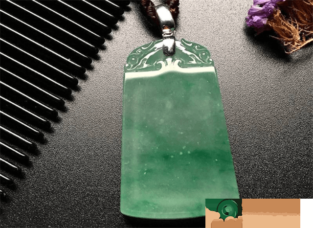 女人戴翡翠吊坠的说法精准定位不一样喻意也不一样！赠予翡翠玉吊坠也有这种叫法！   第2张