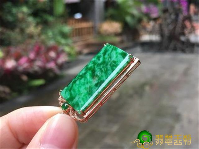 翡翠小挂件用什么样子的好？看了再下决策都不迟！   第3张