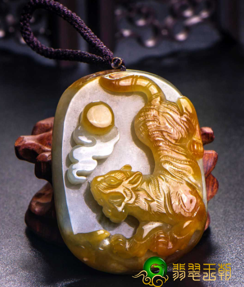 带翡翠玉有什么好处戴翡翠老虎狮子项链吊坠的喻意是啥 翡翠老虎狮子的吉祥寓意 