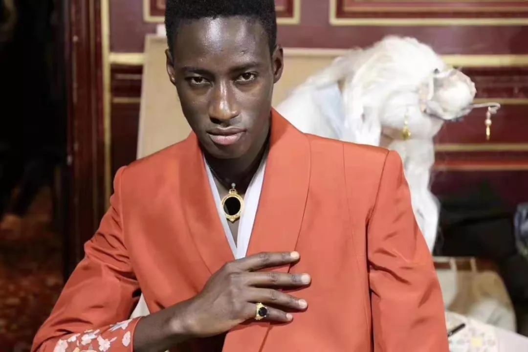 翡翠界的黑马，在时尚界也颇受欢迎，墨翠值不值得收藏你说了算  第4张