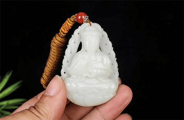 二手 翡翠原石切割机戴和田玉吊坠有什么注意的？保养工作要做好！   第1张