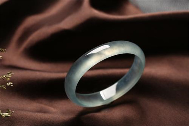 碎翡翠吊坠翡翠手镯有裂纹价格还会高吗？一文为你揭开答案！   第3张