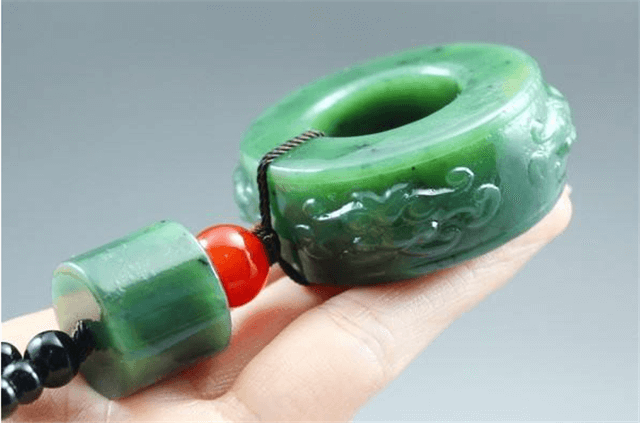 翡翠吊坠专题和田碧玉适合多大年龄佩戴？美玉值得每个人的钟爱！   第3张