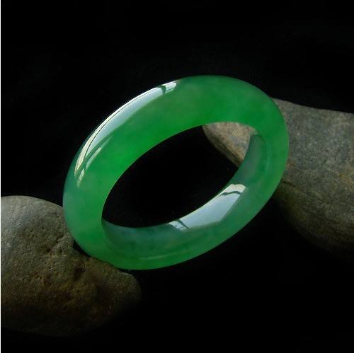 老坑种翡翠原石极品翡翠手镯价格高吗？一文带你认识翡翠的绝世魅力！   第1张