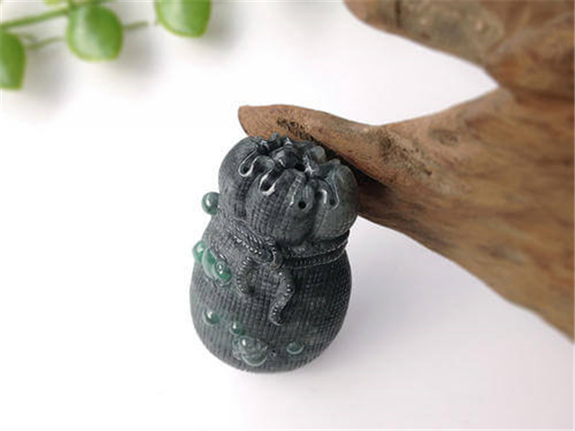 翡翠的原石价格及图片黑色的翡翠叫什么？关于保养翡翠的三大建议！   第1张