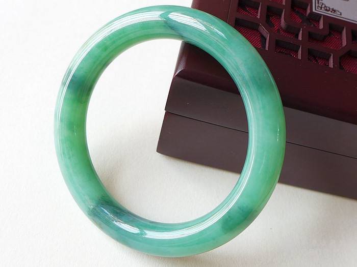 满绿糯种翡翠手镯价格高吗？一文带你认识它！   第2张