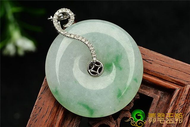 翡翠原石做假想买翡翠项链吊坠却不知道哪种好？这一份排行供您参照！   第2张