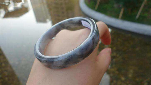 乌鸡种翡翠手镯价格是多少？它的市场行情怎么样？   第2张