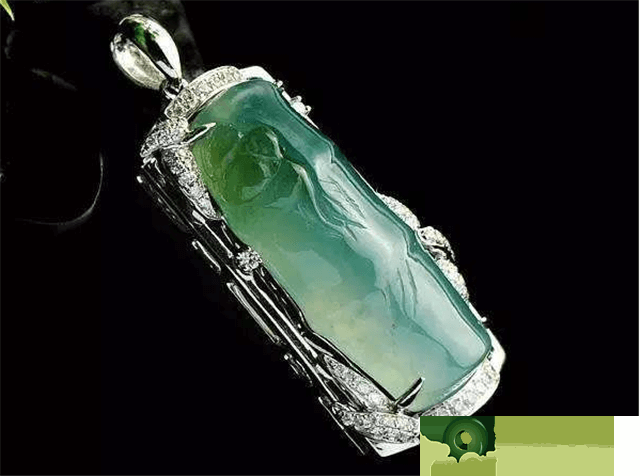 女人戴翡翠吊坠的说法精准定位不一样喻意也不一样！赠予翡翠玉吊坠也有这种叫法！   第1张