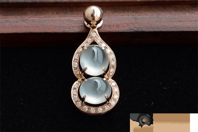 翡翠原石木那姐堆特点一般翡翠项链吊坠价格多少？本文详尽对你说！   第3张