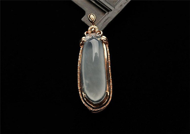 大貔貅背着小貔貅翡翠白冰种翡翠的价格高吗？选购时我们要注意什么？   第2张