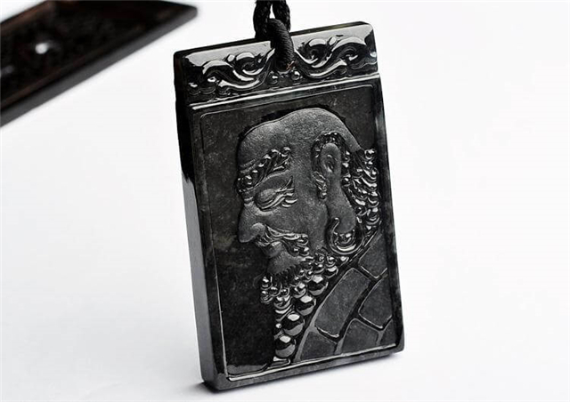 翡翠的原石价格及图片黑色的翡翠叫什么？关于保养翡翠的三大建议！   第3张