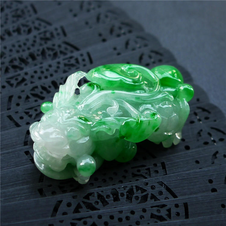 要想翡翠价值更高，翡翠身上就得带点绿，翡翠飘绿和没绿差别巨大  第9张