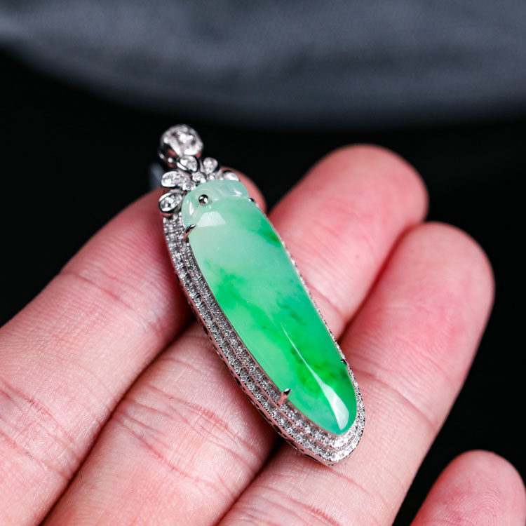 要想翡翠价值更高，翡翠身上就得带点绿，翡翠飘绿和没绿差别巨大  第7张