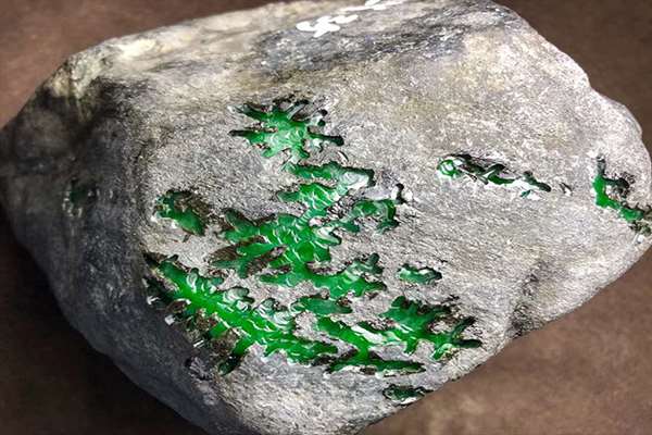 翡翠原石去哪里买更加划算？需要通过中介吗？   第2张