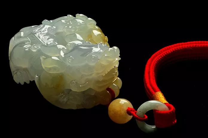 翡翠鉴定估价师貔貅吊坠  貔貅吊坠有什么好处 